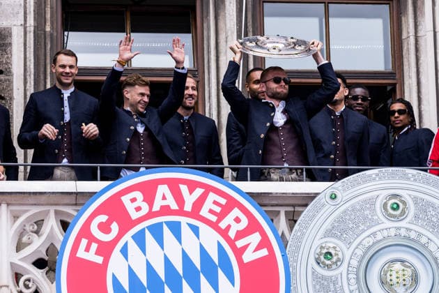 MUNICH, GERMANY - MAY 17: Konrad Laimer (FC Bayern Muenchen, 27) with the trophy on the balcony during the Meisterfeier of FC Bayern Muenchen at Marienplatz on May 17, 2026 in Munich, Germany. Bavaria Germany Copyright: xSteffiexWunderlx