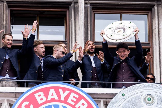 MUNICH, GERMANY - MAY 17: Jonathan Tah (FC Bayern Muenchen, 4) with the trophy on the balcony during the Meisterfeier of FC Bayern Muenchen at Marienplatz on May 17, 2026 in Munich, Germany. Bavaria Germany Copyright: xSteffiexWunderlx