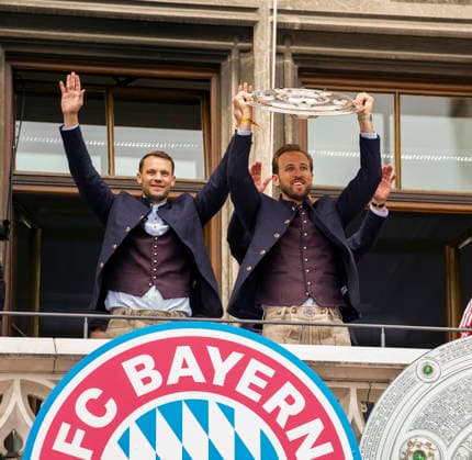 17 05 2026, Bundesliga 2025 2026, FC Bayern Munichs championship celebration on the balcony of Munich City Hall Goalkeeper Manuel Neuer FC Bayern Munich and Harry Kane re, FC Bayern Munich present the championship trophy to the fans