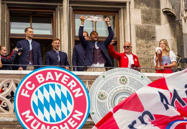 17 05 2026, Bundesliga 2025 2026, FC Bayern Munich championship celebration on the balcony of the town hall in Munich Jonathan Tah FC Bayern Munich presents the championship trophy to the fans li Goalkeeper Manuel Neuer FC Bayern Munich , Joshua Kimmich FC Bayern Munich