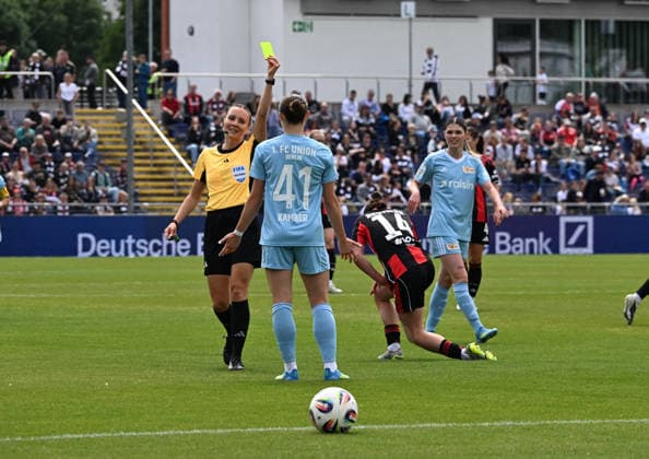 17 05 2026, xsltx, Fußball Google Pixel Frauen Bundesliga, Eintracht Frankfurt 1 FC Union Berlin v l Lia Kamber 1 FC Union Berlin can only stop Géraldine Reuteler Eintracht Frankfurt with a foul, she sees the yellow card from Fabienne Michel referee li DFL DFB REGULATIONS PROHIBIT ANY USE OF PHOTOGRAPHS as IMAGE SEQUENCES and or QUASI VIDEO