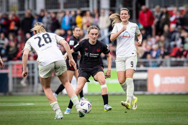LEVERKUSEN, 17.05.2026 - Juliane Wirtz (Werder Bremen, 28), Sofie Zdebel (Bayer 04 Leverkusen, 16), Medina Desic (Werder Bremen, 9) während der Begegnung Bayer 04 Leverkusen - Werder Bremen an Spieltag 26 der Google Pixel Frauen-Bundesliga am 17.05.2026 im Ulrich-Haberland-Stadion in Leverkusen (Nordrhein-Westfalen). DFL REGULATIONS PROHIBIT ANY USE OF PHOTOGRAPHS AS IMAGE SEQUENCES AND OR QUASI-VIDEO. Nordrhein-Westfalen Deutschland Copyright: xAxelxKohringx