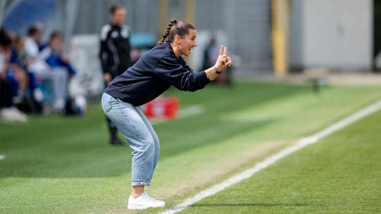 Eva Maria Virsinger head coach, coach, TSG , gives instructions, gestures, gestures with arms, cropped, full body, single image, single photo, action, action, on the sidelines, on the sidelines, 17 05 2026, Sinsheim Hoffenheim Germany , Soccer, Google Pixel Women Bundesliga, TSG 1899 Hoffenheim RB Leipzig, DFB DFL REGULATIONS PROHIBIT ANY USE OF PHOTOGRAPHS AS IMAGE SEQUENCES AND OR QUASI VIDEO xozx