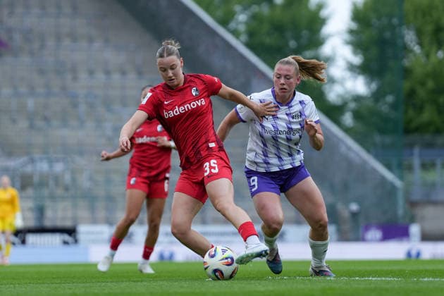 Zoe Schick SC Freiburg, 35 in duel with Ramona Maier SGS Essen, 09 , Germany, Soccer, GooglePixel Womens Bundesliga, 26 Matchday, 2025 2026, SGS Essen vs SC Freiburg, 17 05 2026, Stadion an der Hafenstraße, Essen Essen Stadion an der Hafenstraße Nordrhein Westfalen Germany Copyright: xArnexAmbergx