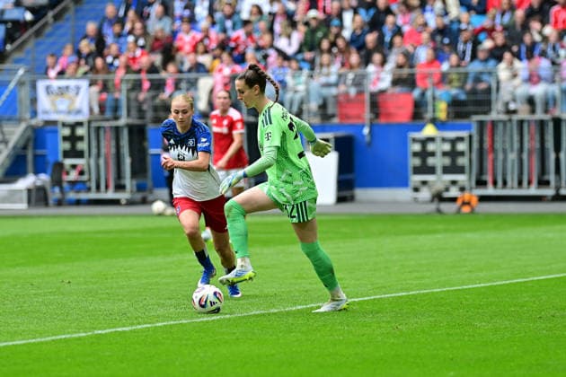 Soccer I Women I Season 2025 2026 I Bundesliga I Matchday 26 I Hamburger SV FC Bayern Munich I 17 05 2026 Ena Mahmutovic 32, FC Bayern Munich ahead of Paulina Bartz 37, Hamburger SV Hamburg Volksparkstadion Hamburg Germany Copyright: xLobeca WolfxGebhardtx