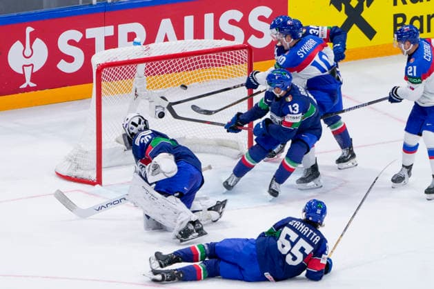 FRIBOURG, SWITZERLAND MAY 17 goalkeeper Jacob Smith of Italy L can™t saves during the 2026 IIHF Ice Hockey World Championship Switzerland game between Italy and Slovakia at BCF Arena on May 17, 2026 in Fribourg, Fribourg Fribourg BCF Arena Fribourg Switzerland Copyright: xJustPictures.ch JarixPestelaccix jp-en-EuSpIm-JP6_JAR_Italy_Slovakia_16May2026_00080