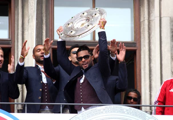 Football, men, Bundesliga, 2025 2026 season, FC Bayern Munich, championship celebration, Rathausbalkon, Marienplatz Here Serge Gnabry FC Bayern Munich holds up the championship trophy