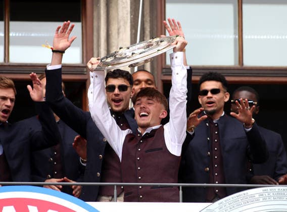 Football, men, Bundesliga, 2025 2026 season, FC Bayern Munich, championship celebration, Rathausbalkon, Marienplatz Here Lennart Karl FC Bayern Munich holds up the championship trophy