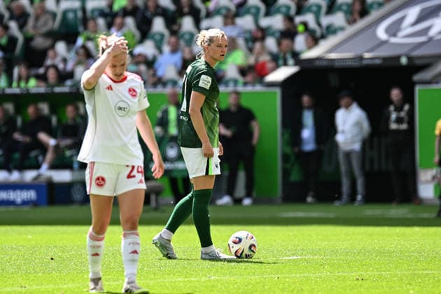 Soccer I Women I Season 2025 2026 I Bundesliga I Matchday 26 I VfL Wolfsburg 1 FC Nürnberg I 17 05 2026 Alexandra Popp 11, VfL Wolfsburg has positioned the ball for the free kick, which strikes shortly afterwards for 2 0 Crop, close-up, portrait, portrait, single photo, single image, body Wolfsburg Volkswagen Arena Niedersachsen Germany Copyright: xLobeca InesxHähnelx