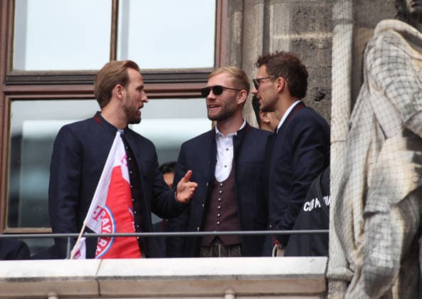 Football, men, Bundesliga, 2025 2026 season, FC Bayern Munich, championship celebration, Rathausbalkon, Marienplatz Harry Kane FC Bayern Munich with Konrad Laimer FC Bayern Munich and Leon Goretzka FC Bayern Munich in conversation f l n r
