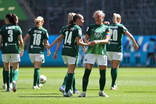 VfL vs Nuremberg, BL Women Wolfsburg, 17 05 2026, Football, Women, Google Pixel Bundesliga, Season 2025 2026, VfL Wolfsburg vs 1 FC Nuremberg Alexandra Popp VfL Wolfsburg cheers with the team after her goal for 2 0 AOK Stadion Niedersachsen Germany