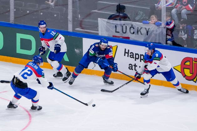 FRIBOURG, SWITZERLAND MAY 17 Daniel Mantenuto of Italy C against Filip Mesar of Slovakia R and Andrej Kollar of Slovakia L during the 2026 IIHF Ice Hockey World Championship Switzerland game between Italy and Slovakia at BCF Arena on May 17, 2026 in Fribourg, Fribourg Fribourg BCF Arena Fribourg Switzerland Copyright: xJustPictures.ch JarixPestelaccix jp-en-EuSpIm-JP6_JAR_Italy_Slovakia_16May2026_00106