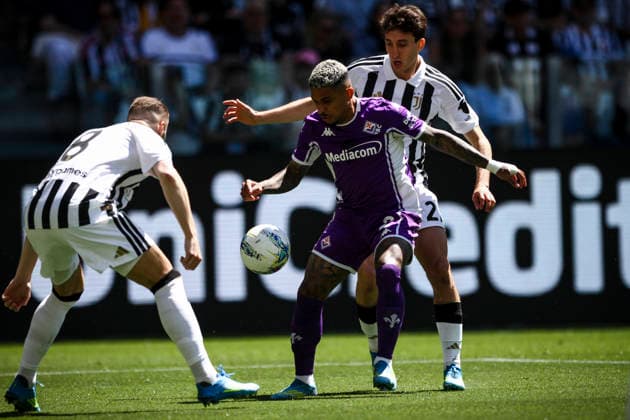 Juventus FC v ACF Fiorentina - Serie A Fiorentina defender Dodo (2) competes for the ball against Juventus midfielder Teun Koopmeiners (8) and Juventus midfielder Andrea Cambiaso (27) during the Serie A football match between Juventus and Fiorentina at the Allianz Stadium in Turin, Piedmont, Italy, on May 17, 2026. Turin Piedmont Italy  Copyright: xMatteoxBottanellix originalFilename:bottanelli-juventus260517_np16l.jpg