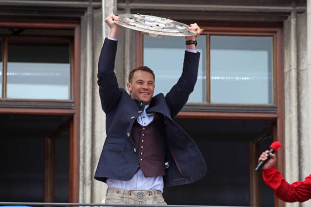 Football, men, Bundesliga, 2025 2026 season, FC Bayern Munich, championship celebration, Rathausbalkon, Marienplatz Here Manuel Neuer holds up the championship trophy for FC Bayern Munich