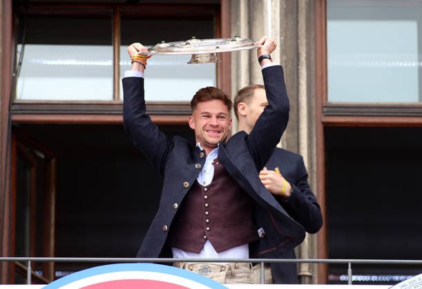 Football, men, Bundesliga, 2025 2026 season, FC Bayern Munich, championship celebration, Rathausbalkon, Marienplatz Here Joshua Kimmich FC Bayern Munich holds up the championship trophy