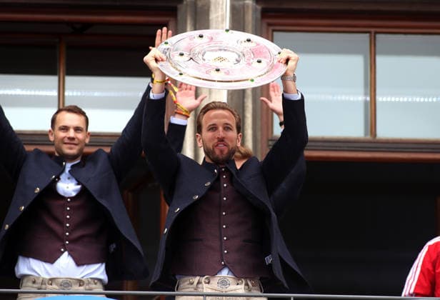 Football, men, Bundesliga, 2025 2026 season, FC Bayern Munich, championship celebration, Rathausbalkon, Marienplatz Here Harry Kane holds up the championship trophy for FC Bayern Munich