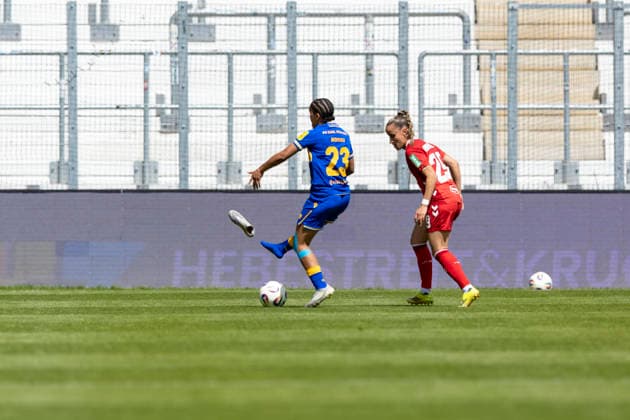 Google Pixel Womens Bundesliga FC Carl Zeiss Jena vs 1 FC Köln Jena 17 05 2026 Josephine Afua Kyerewaa Bonsu 23 FC Carl Zeiss Jena has lost the football boot against Vanessa Leimenstoll 29 1 FC Köln Google Pixel Womens Bundesliga FC Carl Zeiss Jena vs 1 FC Köln ad hoc arena at Ernst Abbe Sportfeld 17 05 2026 DFB REGULATIONS PROHIBIT ANY USE OF PHOTOGRAPHS AS IMAGE SEQUENCES AND OR QUASI VIDEO Copyright: xBEAUTIFULxSPORTS Duehringx