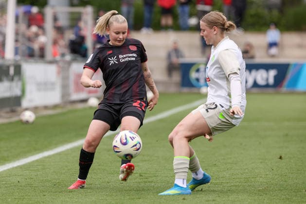 from left Vanessa Fudalla Bayer 04 Leverkusen, 21 and Sarah Gutmann SV Werder Bremen, 32 in a duel, dynamic, action, action, game scene, THE DFB REGULATIONS PROHIBIT ANY USE OF PHOTOGRAPHS AS IMAGE SEQUENCES AND OR QUASI VIDEO , 17 05 2026, Leverkusen Germany , Football, Google Pixel Womens Bundesliga, Bayer 04 Leverkusen SV Werder Bremen xobx