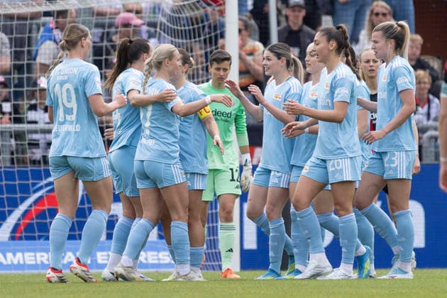 Google Pixel Womens Bundesliga Eintracht Frankfurt 1 FC Union Berlin, 17 05 2026 Uniorinnen after the goal to 0 2 the goal to 0 2 with Samantha Steuerwald 1 FC Union Berlin 19 Judith Steinert 1 FC Union Berlin 17 Lisa Heiseler 1 FC Union Berlin 7 Nele Bauereisen 1 FC Union Berlin 23 Anna Aehling 1 FC Union Berlin 4 , beaten Lina Altenburg Eintracht Frankfurt 12 traruig in the background, Eintracht Frankfurt 1 FC Union Berlin, Frankfurt, Stadion am Brentanobad, 17 5 2026 Copyright: xBEAUTIFULxSPORTS Gawlikx