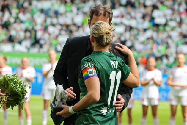 Wolfsburg, Germany 17 May 2026 1 Womens Bundesliga 26 Matchday VfL Wolfsburg vs 1 FC Nürnberg In the picture from left the second Alexandra Popp VfL emotional, who plays her last game for VfL Wolfsburg today after 14 years, is bid farewell by sports director VfL Wolfsburg Ralf Kellermann VfL, who will both join Borussia Dortmunds womens team next season Copyright: HMBxMedia MadeleinexFantini