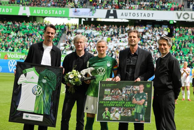Wolfsburg, Germany 17 May 2026 1 Womens Bundesliga 26 Matchday VfL Wolfsburg vs 1 FC Nuremberg In the picture from left the third Alexandra Popp VfL emotional, who plays her last game for VfL Wolfsburg today after 14 years and is bid farewell, to the right of her sports director VfL Wolfsburg Ralf Kellermann VfL , both of whom will join the womens team of Borussia Dortmund next season Copyright: HMBxMedia MadeleinexFantini