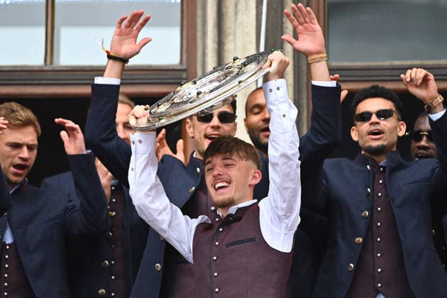 Lennart KARL Bayern Muenchen with Meisterschal,Schale,Pokal,Cup,Trophaee, Meisterfeier FC Bayern Muenchen auf dem Rathausbalkon auf dem Marienplatz in Muenchen am 17 05 2026 Fußball 1 Bundesliga Saison 2025 2026, 34 Spieltag,