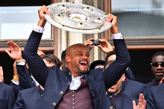 Coach Vincent KOMPANY Bayern Muenchen with Meisterschal,Schale,Pokal,Cup,Trophaee, Meisterfeier FC Bayern Muenchen auf dem Rathausbalkon auf dem Marienplatz in Muenchen am 17 05 2026 Fußball 1 Bundesliga Saison 2025 2026, 34 Spieltag,