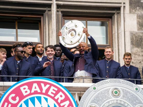 17 05 2026, Soccer Bundesliga 2025 2026, FC Bayern Munich championship celebration on the Rathausbalkon in Munich Coach Vincent Kompany FC Bayern Munich with the championship trophy mcotr, Goalkeeper Coach Michael Rechner FC Bayern Munich ,
