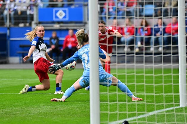 Soccer I Women I Season 2025 2026 I Bundesliga I Matchday 26 I Hamburger SV FC Bayern Munich I 17 05 2026 Lea Paulick 25, Hamburger SV can save the shot on goal Hamburg Volksparkstadion Hamburg Germany Copyright: xLobeca WolfxGebhardtx