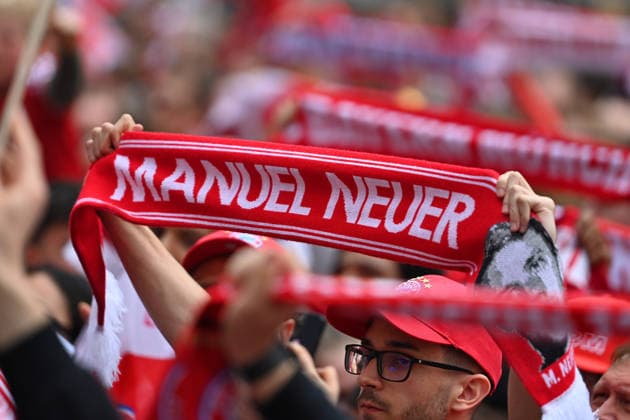 Fans,soccer fans,Manue Neuer scarf,fan scarf championship celebration FC Bayern Muenchen on the town hall balcony on the Marienplatz in Munich on 17 05 2026 Soccer 1 Bundesliga season 2025 2026, 34 match day,