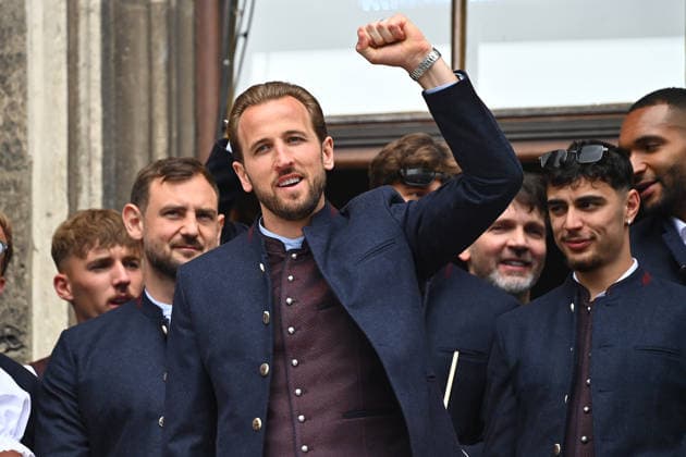 Harry KANE Bayern Muenchen clenches fist, championship celebration FC Bayern Muenchen on the town hall balcony on Marienplatz in Munich on 17 05 2026 Soccer 1 Bundesliga season 2025 2026, 34 match day,