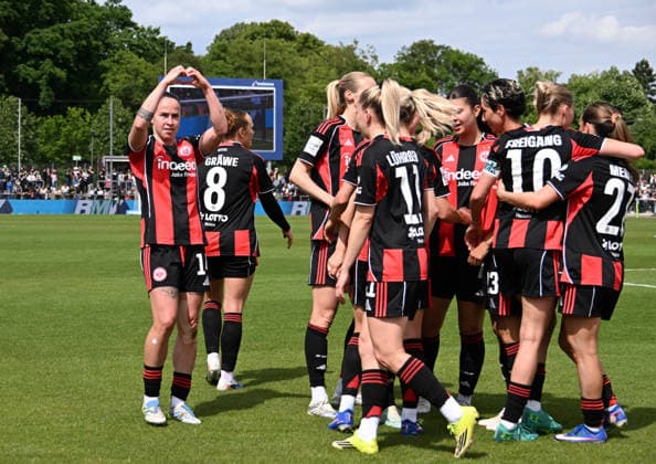 17 05 2026, xsltx, Fußball Google Pixel Frauen Bundesliga, Eintracht Frankfurt 1 FC Union Berlin v l GÃ raldine Reuteler Eintracht Frankfurt scores to make it 4 2 for Frankfurt and cheers with the team in her last game for SGE, Herzgruß zum Abschied inklusive DFL DFB REGULATIONS PROHIBIT ANY USE OF PHOTOGRAPHS as IMAGE SEQUENCES and or QUASI VIDEO
