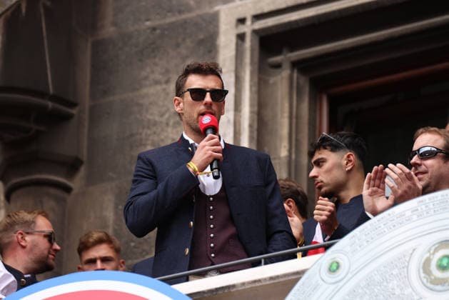 Football, men, Bundesliga, 2025 2026 season, FC Bayern Munich, championship celebration, Rathausbalkon, Marienplatz Leon Goretzka FC Bayern Munich speaks to the fans
