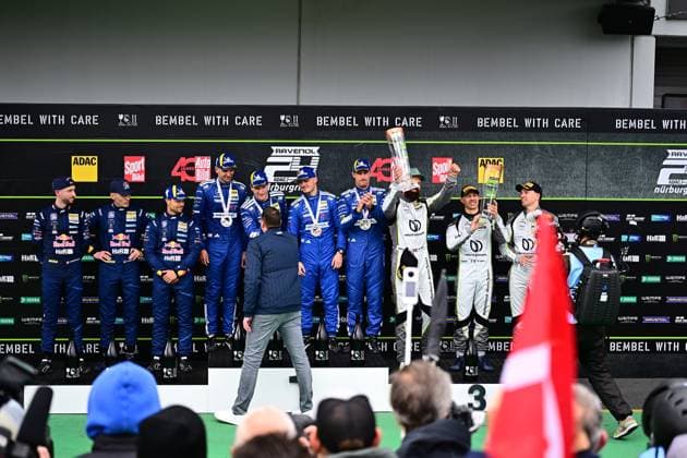 The drivers of Mercedes AMG Team RAVENOL with starting number 80 celebrate their victory on the podium of the 24h Nürburgring The team raises the trophy in the air while Luca Stolz, Maxime Martin, Fabian Schiller and Maro Engel crown their successful drive Next to them is the second-placed team with drivers in white suits Victory ceremony 24h Nürburgring Mercedes AMG Team RAVENOL triumphs Copyright: xMichaelxGelhardtx