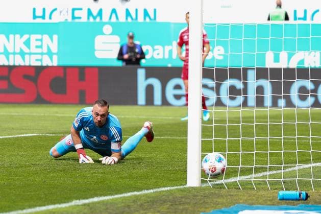 Florian Kastenmeier 33 Fortuna Duesseldorf has the disadvantage against the shot of Felix Klaus 30 Spvgg Greuther Fuerth , not in the picture, 1 0 for the cloverleaf, SpVgg Greuther Fuerth vs Fortuna Duesseldorf, Football, Men, 2 Bundesliga, DFL, Season 2025 2026, 34 Matchday, Second round, 17 05 2026 DFB regulations prohibit any use of photographs as image sequences and or quasi video Fuerth Bayern Germany Copyright: xkolbert-press MartinxAgüerax