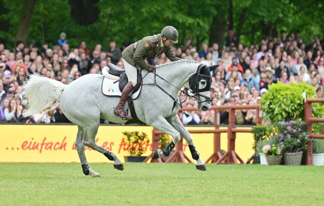 GER Al Shira aa German Jumping Dressage Derby Hamburg, Al Shira aa 95 German Jumping Derby 17 05 2026, GER Al Shira aa German Jumping Dressage Derby Hamburg, PAl Shira aa 95 German Jumping Derby presented by Melitta CSI4 Al Shira aa Derby Tour Final pictured Commandant Geof Currran on Hawthornhill praising his horse nordphotoxGmbH xWitke nph00002