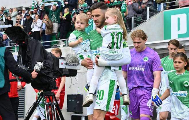 17 05 2026 Soccer Season 2025 2026 2 Soccer Bundesliga 34 Matchday SpVgg Greuther Fürth Kleeblatt Fortuna Düsseldorf Sportfoto Zink xwoxzix DFL regulations prohibit any use of photographs as image sequences and or quasi video only for editorial use Branimir Hrgota 10, SpVgg Greuther Fürth läuft ein