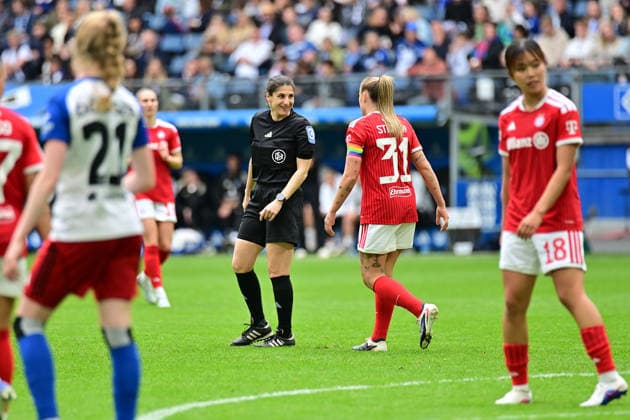 Soccer I Women I Season 2025 2026 I Bundesliga I Matchday 26 I Hamburger SV FC Bayern Munich I 17 05 2026 Dr Riem Hussein Referee in conversation with Georgia Stanway 31, FC Bayern Munich Hamburg Volksparkstadion Hamburg Germany Copyright: xLobeca WolfxGebhardtx