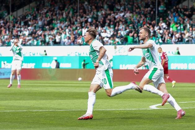 Felix Klaus 30 Spvgg Greuther Fuerth , left, cheers with Dennis Srbeny 7 Spvgg Greuther Fuerth about his goal for 1 0, SpVgg Greuther Fuerth vs Fortuna Duesseldorf, Football, Men, 2 Bundesliga, DFL, Season 2025 2026, 34 Matchday, Second round, 17 05 2026 DFB regulations prohibit any use of photographs as image sequences and or quasi video Fuerth Bayern Germany Copyright: xkolbert-press MartinxAgüerax