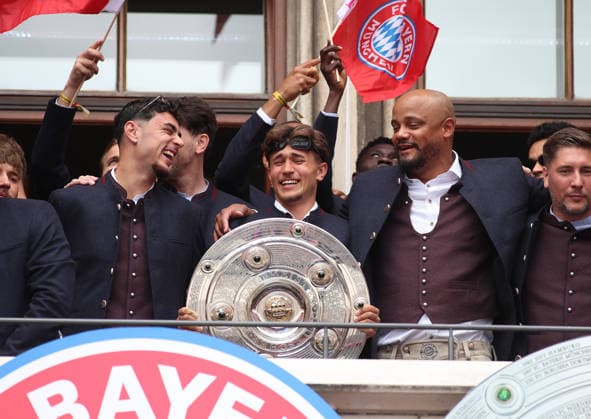 Football, men, Bundesliga, season 2025 2026, FC Bayern Munich, championship celebration, Rathausbalkon, Marienplatz Aleksandar Pavlovic FC Bayern Munich with Tom Bischof FC Bayern Munich and Vincent Kompany, coach FC Bayern Munich from left to right standing on the championship balcony