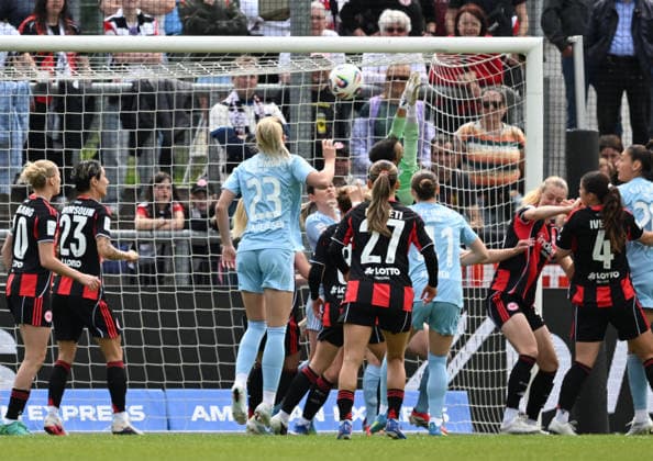 17 05 2026, xsltx, Fußball Google Pixel Frauen Bundesliga, Eintracht Frankfurt 1 FC Union Berlin v l Lina Altenburg Eintracht Frankfurt lets the ball slide into the goal after a corner fromLisa Heiseler 1 FC Union Berlin DFL DFB REGULATIONS PROHIBIT ANY USE OF PHOTOGRAPHS as IMAGE SEQUENCES and or QUASI VIDEO