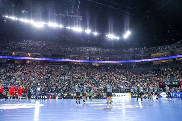 17 05 2026, xkwix, handball, international match, Germany Denmark , Lanxess Arena in Cologne Full hall with spectators in front the team from Germany warms up Photo xKamilxWilkowskixPressefotoKochx Nordrhein Westfalen Germany
