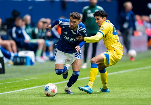 Duel between Adil Aouchiche FC Schalke 04, 24 and Johan Gomez Eintracht Braunschweig, 44 FC Schalke 04 Eintracht Braunschweig, 2 Bundesliga, 34 Matchday, Veltins Arena Gelsenkirchen, Saison 2025 2026, 17 05 2026 DFB regulations prohibit any use of photographs as image sequences and or quasi video Copyright: HMBxMedia xMarcoxBader
