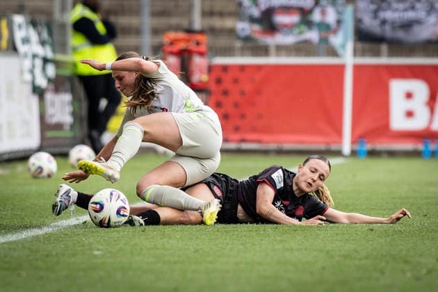 LEVERKUSEN, 17.05.2026 - Estrella Marino Gonzales (Bayer 04 Leverkusen, 10) und Chiara d Angelo (Werder Bremen, 2) im Zweikampf während der Begegnung Bayer 04 Leverkusen - Werder Bremen an Spieltag 26 der Google Pixel Frauen-Bundesliga am 17.05.2026 im Ulrich-Haberland-Stadion in Leverkusen (Nordrhein-Westfalen). DFL REGULATIONS PROHIBIT ANY USE OF PHOTOGRAPHS AS IMAGE SEQUENCES AND OR QUASI-VIDEO. Nordrhein-Westfalen Deutschland Copyright: xAxelxKohringx