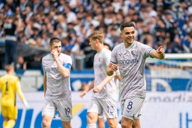 17 05 2026, xdaymx, Soccer 2 Bundesliga, Karlsruher SC VfL Bochum, Goal celebration with the team with the scorer to 1 0 by Kjell Wätjen VfL Bochum DFL DFB REGULATIONS PROHIBIT ANY USE OF PHOTOGRAPHS as IMAGE SEQUENCES and or QUASI VIDEO Karlsruhe