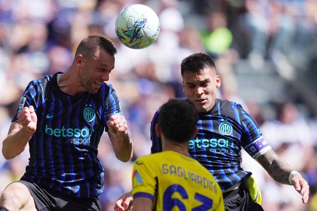 Inter Milan™s Stefan de Vrij , Inter Milan™s Lautaro Martinez during the Serie A soccer match between Inter and Hellas Verona at the San Siro Stadium in Milan , north Italy - Sunday , May 17 , 2026. - Soccer .  Copyright: xSpada LaPressex