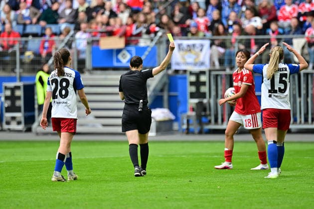 Soccer I Women I Season 2025 2026 I Bundesliga I Matchday 26 I Hamburger SV FC Bayern Munich I 17 05 2026 Yellow card for Annalena Carolina Wucher 15, Hamburger SV after a foul on Momoko Tanikawa 18, FC Bayern Munich Hamburg Volksparkstadion Hamburg Germany Copyright: xLobeca WolfxGebhardtx