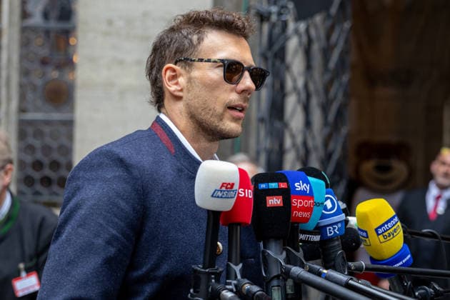 Fußball: Meisterfeier des FC Bayern München auf dem Rathausbalkon und am Marienplatz in München nach dem Gewinn der Bundesliga-Saison 2025 2026. Leon Goretzka (FC Bayern München) im Interview, Einzelbild