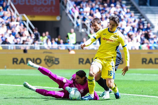 FC Internazionale vs Hellas Verona FC Serie A 2025 26 17 05 2026 Yann Sommer of FC Internazionale competes for the ball with Kieron Tom Bowie of Hellas Verona FC during Serie A 2025 26 football match between FC Internazionale and Hellas Verona FC at San Siro Stadium in Milan, Italy Copyright: xBEAUTIFULxSPORTS Carabellix