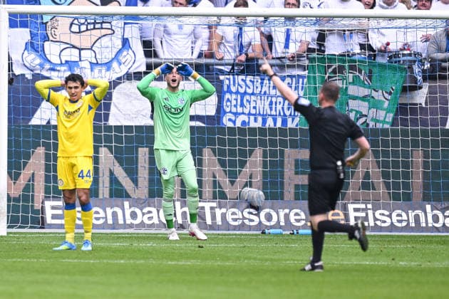 17 05 2026, Football, 2 Bundesliga, Season 2025 2026, Matchday 34, FC Schalke 04 Eintracht Braunschweig, Johan Gomez Eintracht Braunschweig , Goalkeeper Loris Karius FC Schalke 04 xRHR PHOTO YYx Copyright: KROEGER RHR-FOTOx RHR-FOTO YY